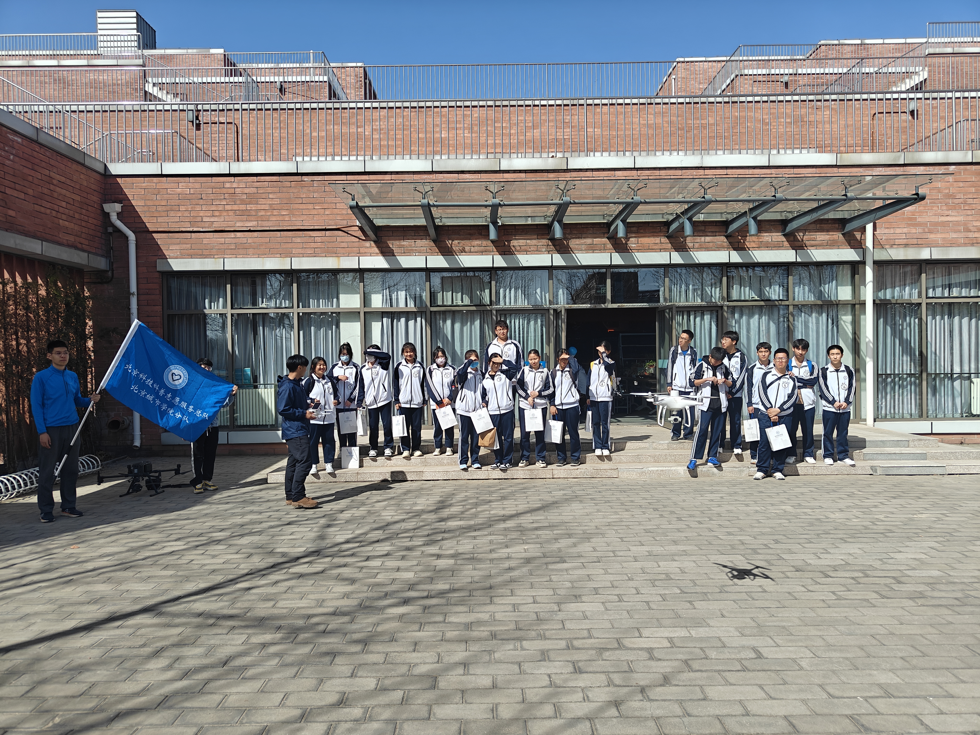 配图3学生观看无人机操控 配图3学生观看无人机操控