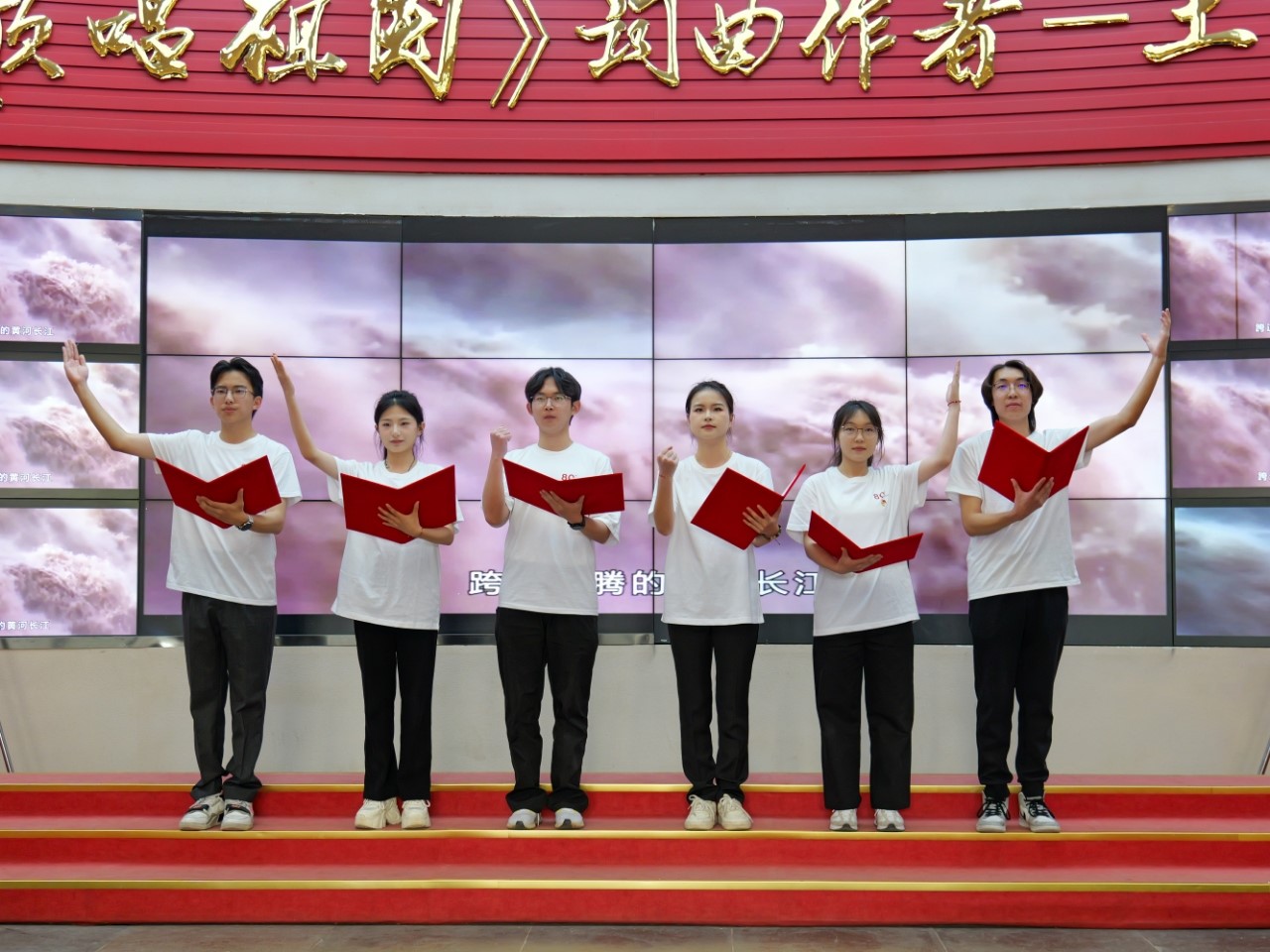 无锡学院学生朗诵《铭记烽火80载，共铸和平新征程》