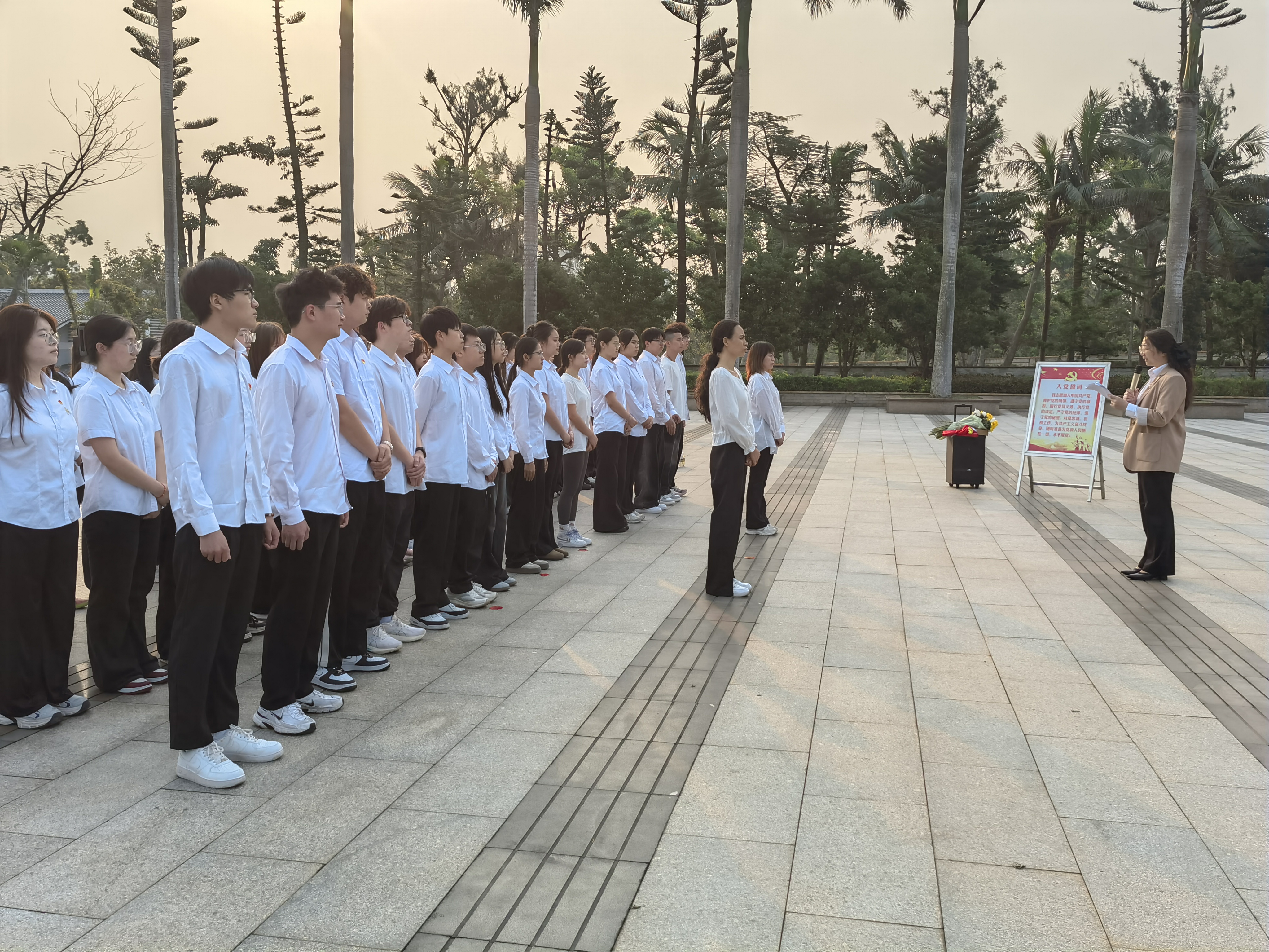 经济管理学院第三党支部书记李映向同志们介绍解放海南岛战役及陵园建筑