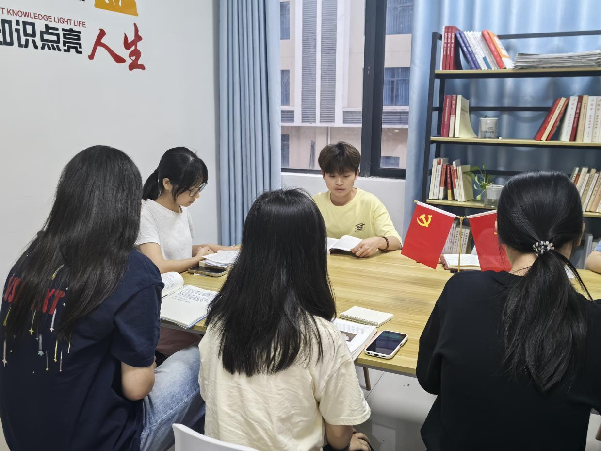 图为韦淳同学分享读书感悟