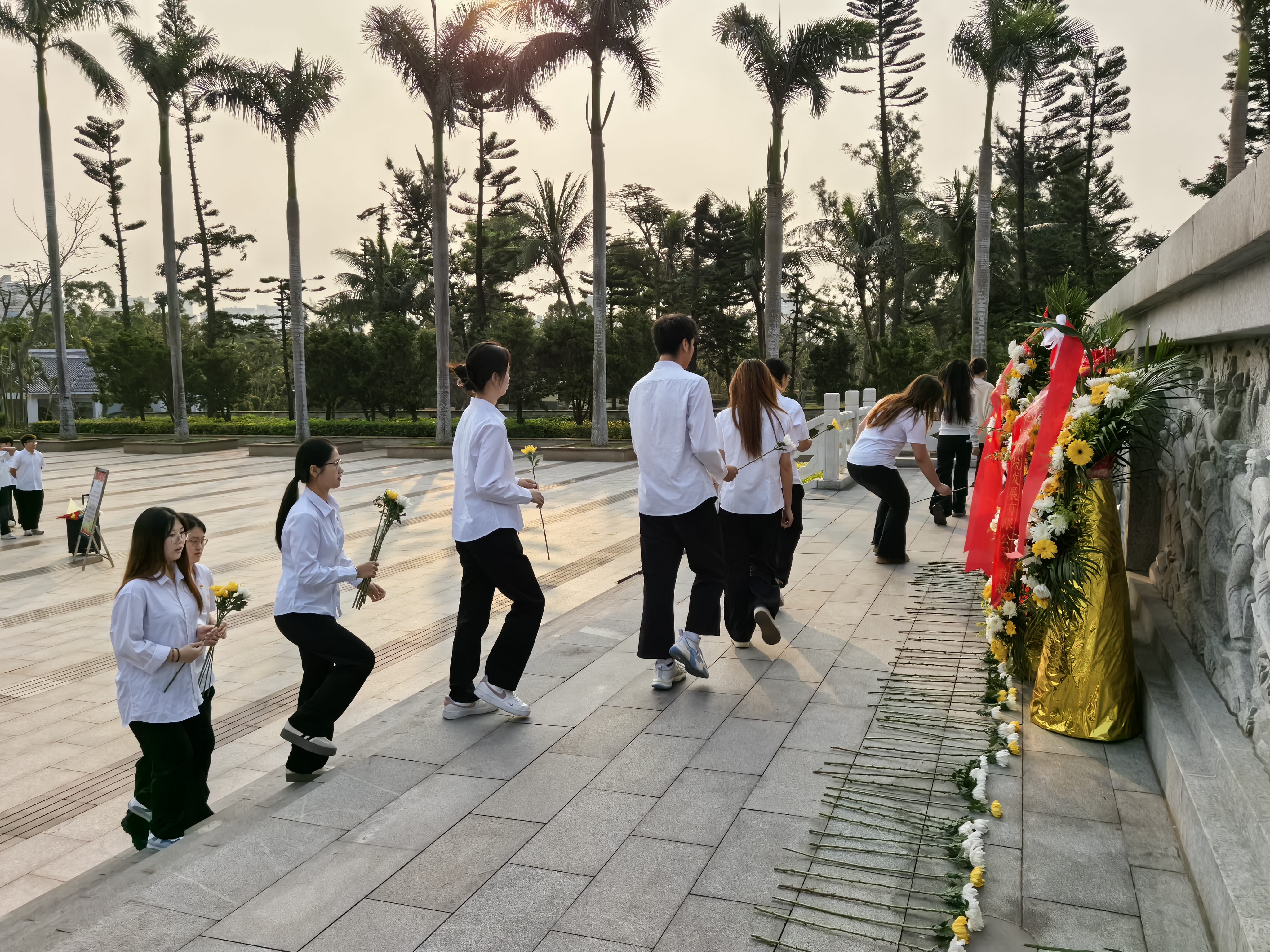 同志们逐一向英烈们敬献鲜花