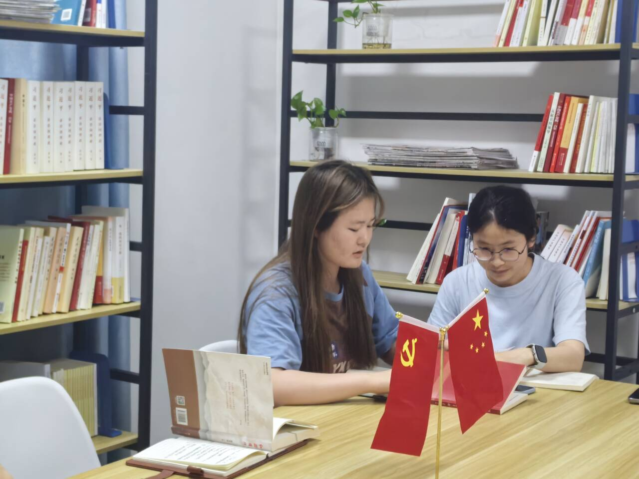 图为农梦乔同学分享读书感悟