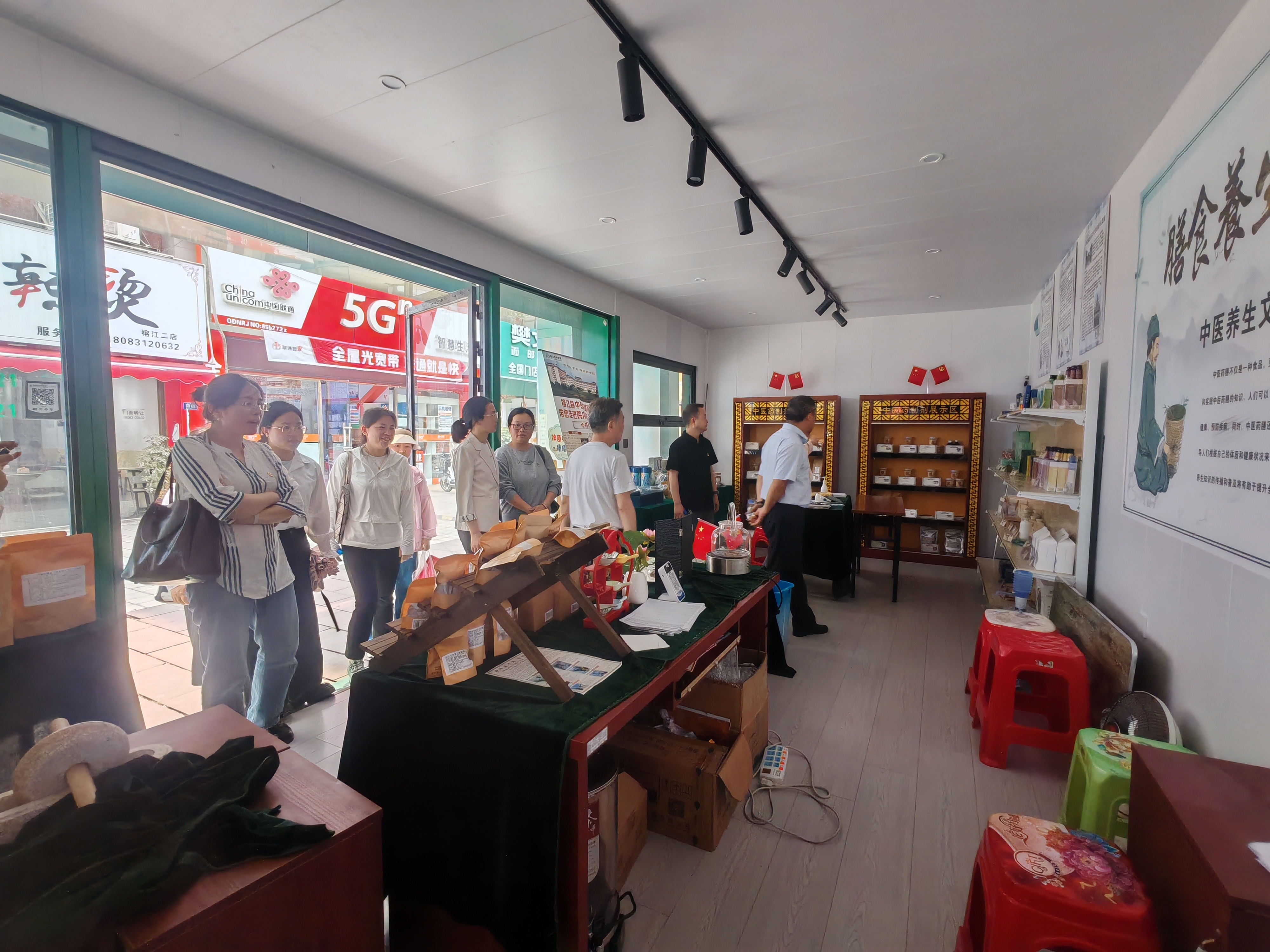 参观村超周边榕江县中医药文化夜市现场 参观村超周边榕江县中医药文化夜市现场