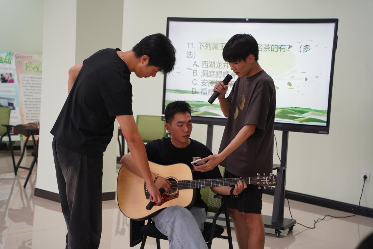 同学们表演节目