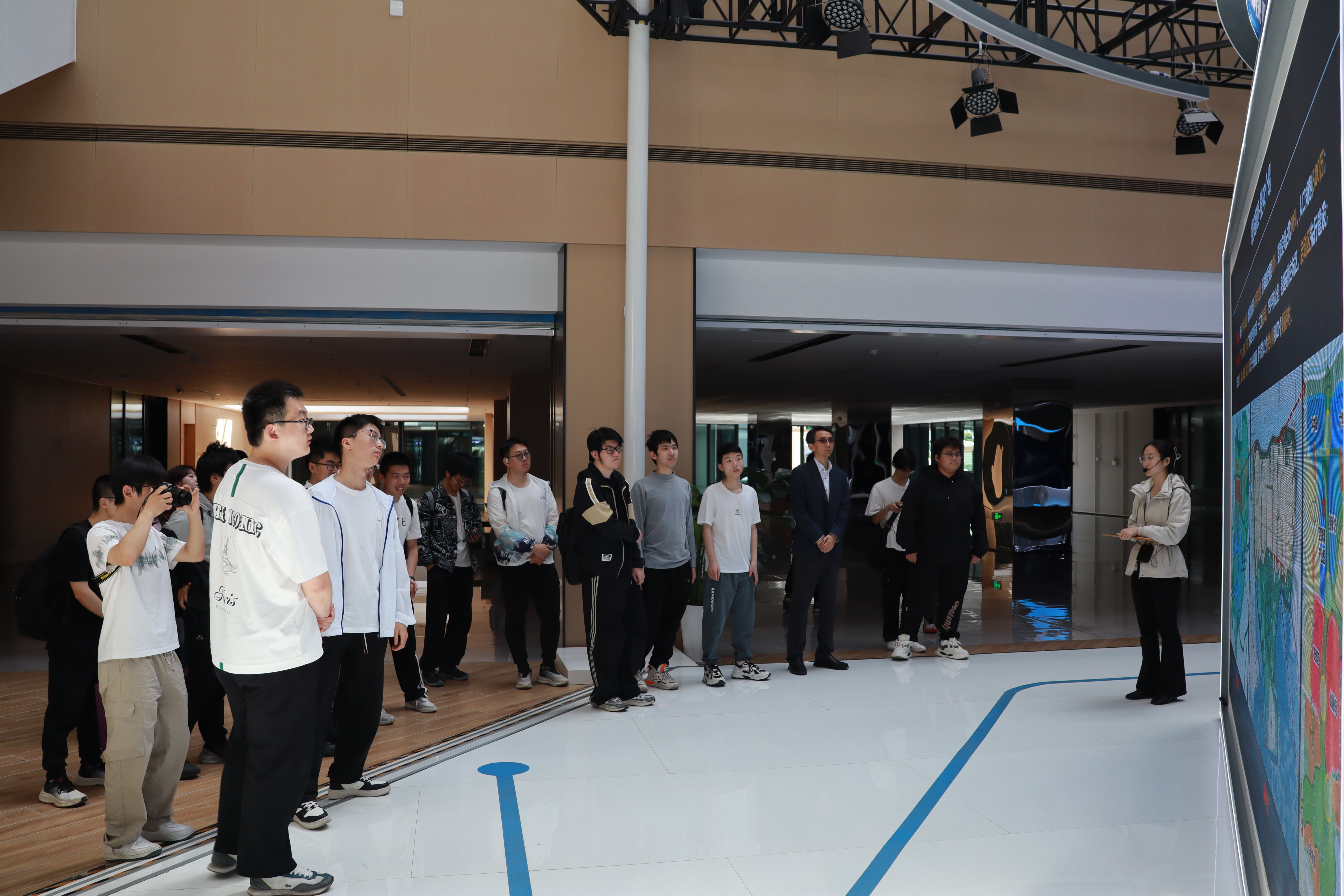 图3 师生参观中国电信智慧城市产业园