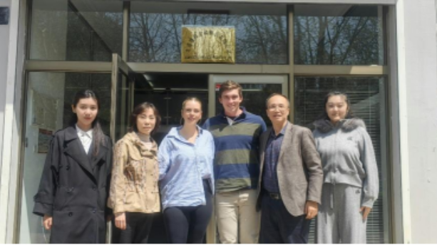 “强国行”团队党员教师指导学生参加翻译实践，为外宾来访及商务洽谈提供语言服务