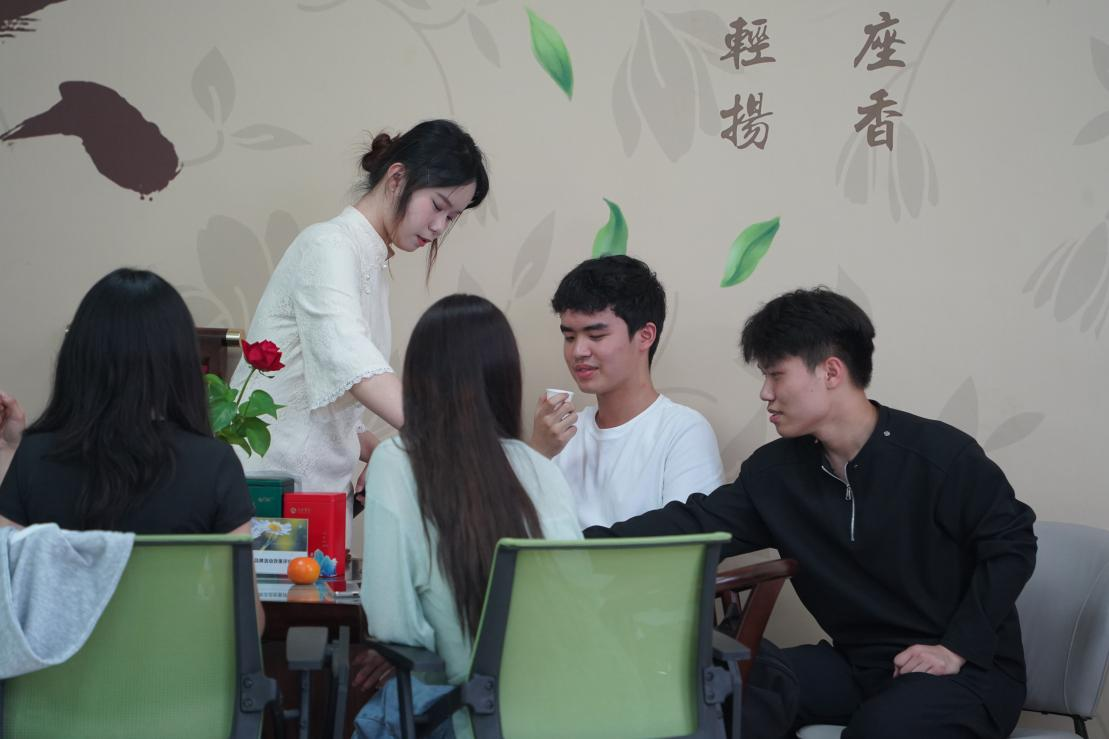 主持人为大家斟茶