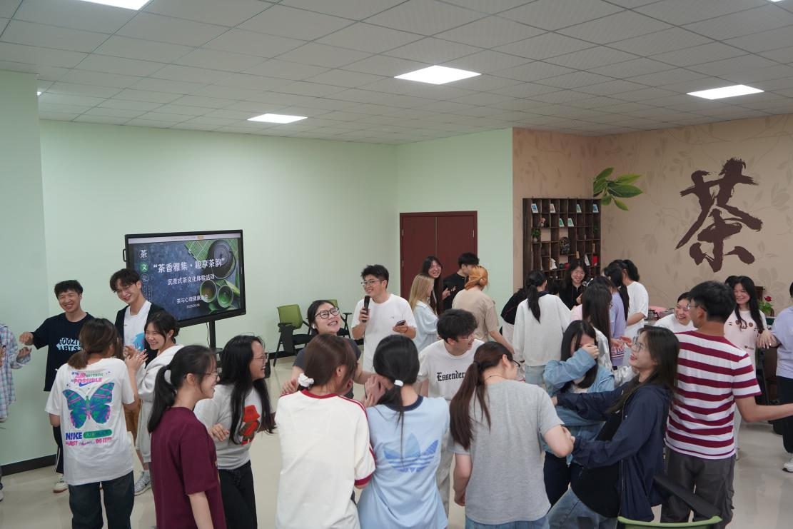 辅导员邓醒带领同学们开展游戏活动