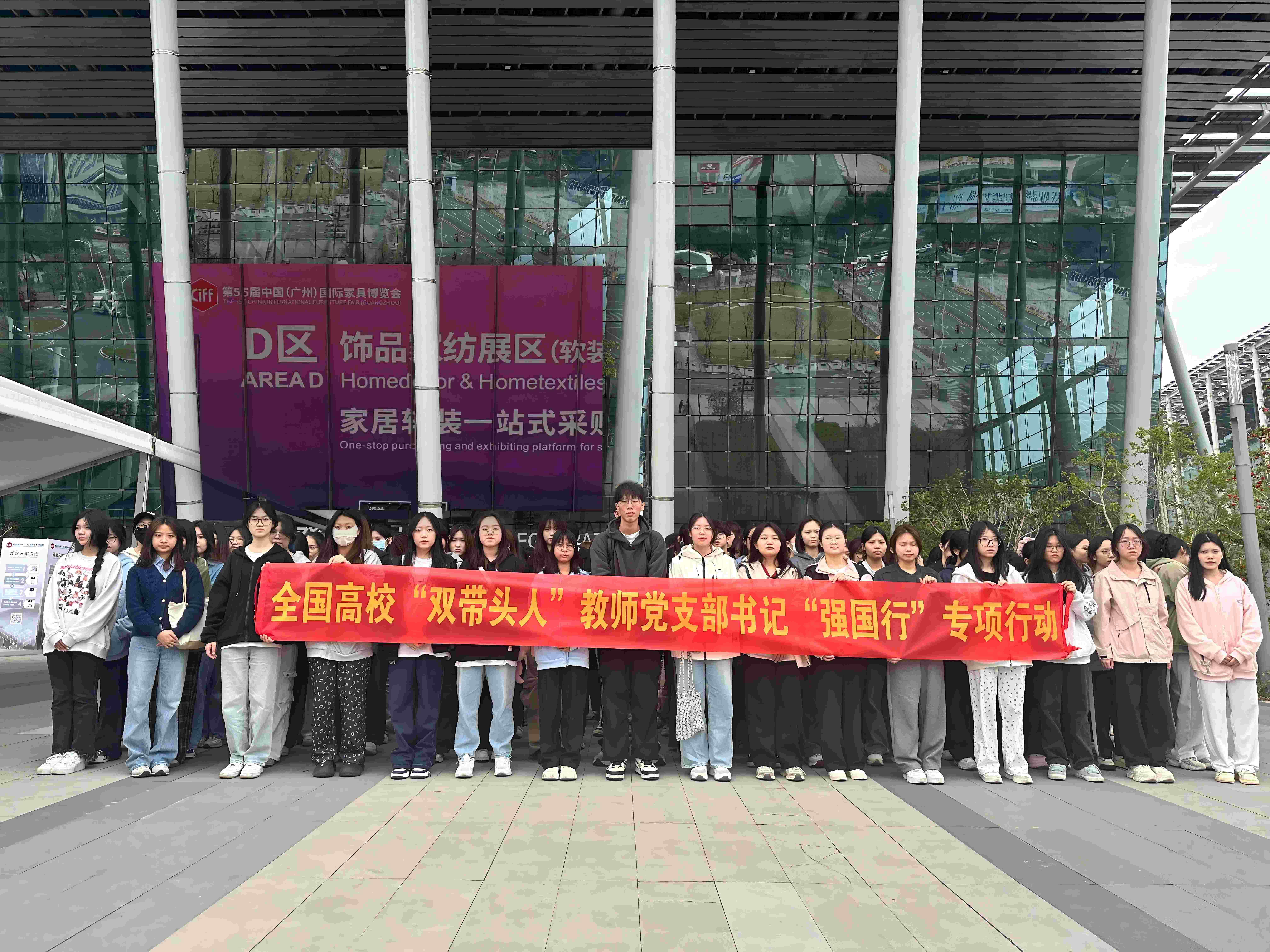 会展学子家具展实习合影1 会展学子家具展实习合影1