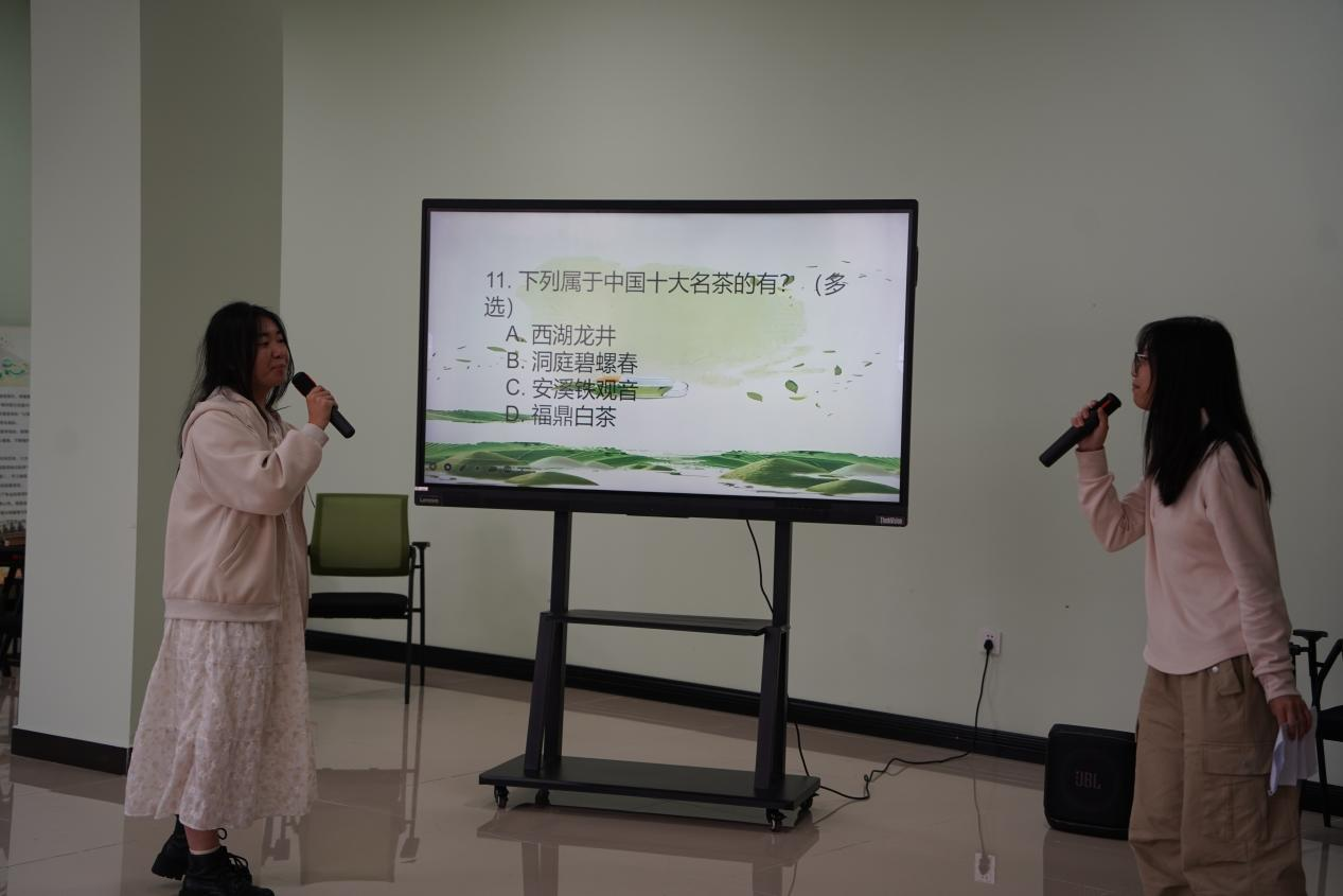 同学们答题后表演