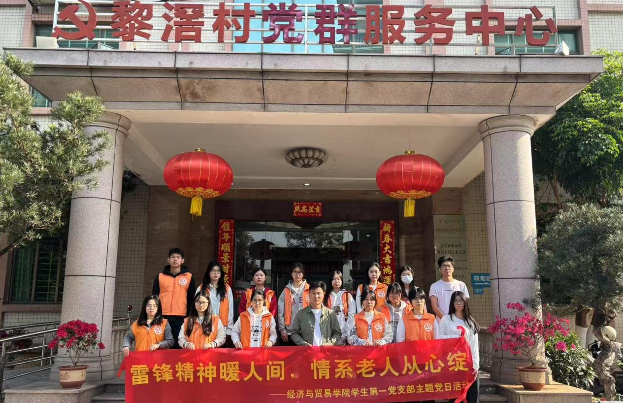 图3：负责黎滘村的同志领取物资