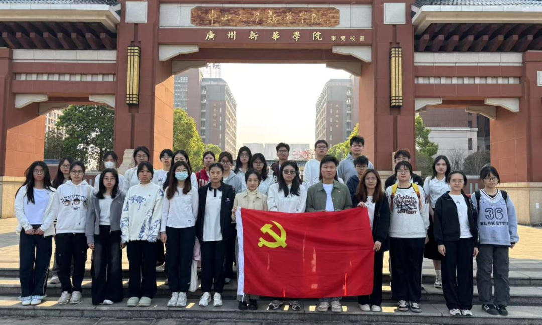 图1：活动前集合动员并进行大合照