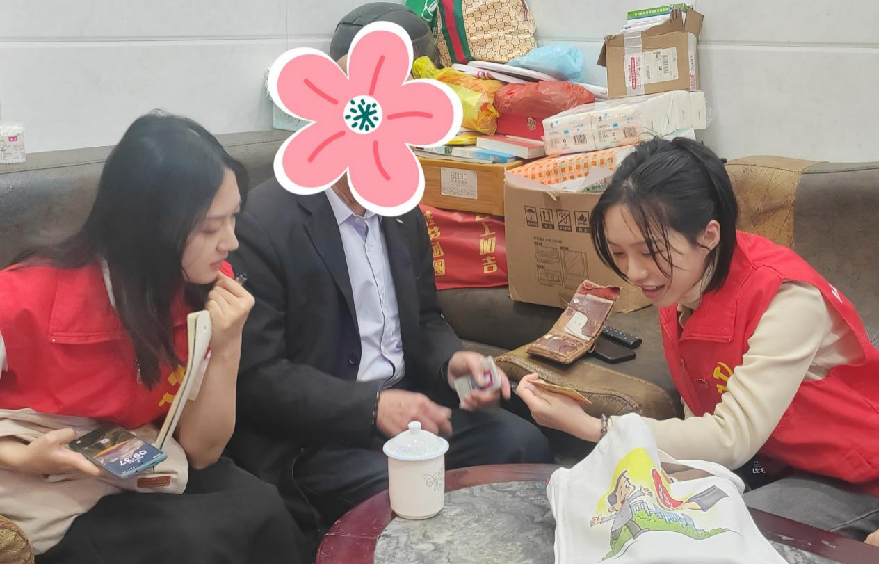 图4：老党员展示剧院的会员卡
