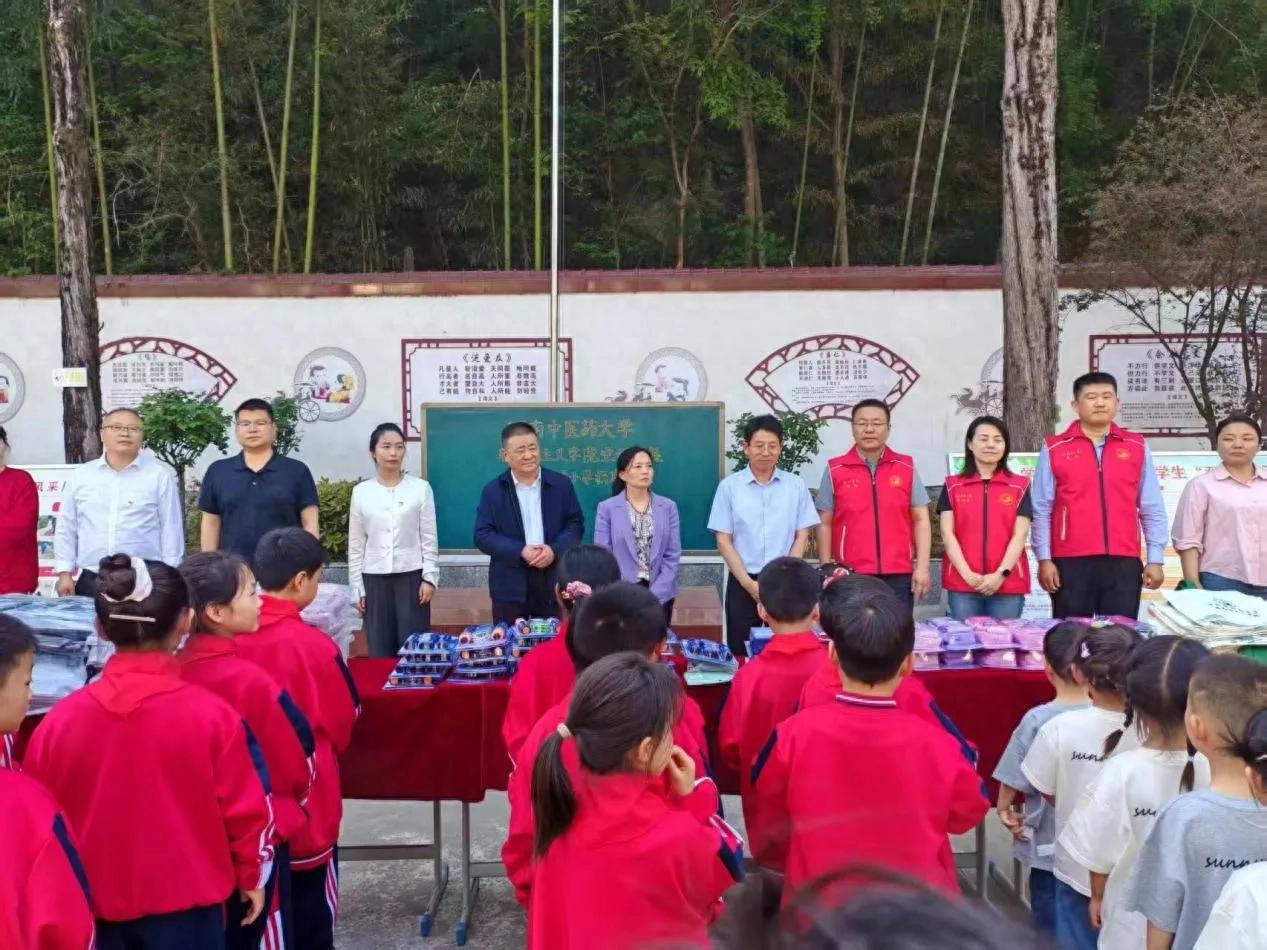 爱心物资暖校园