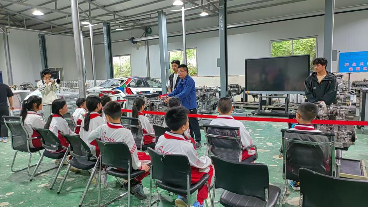 汽车发动机拆装实训室