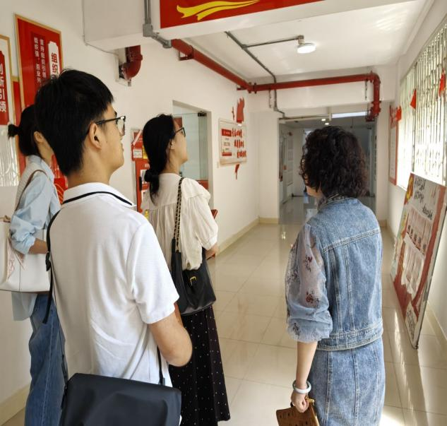 图为：童老师介绍工作站