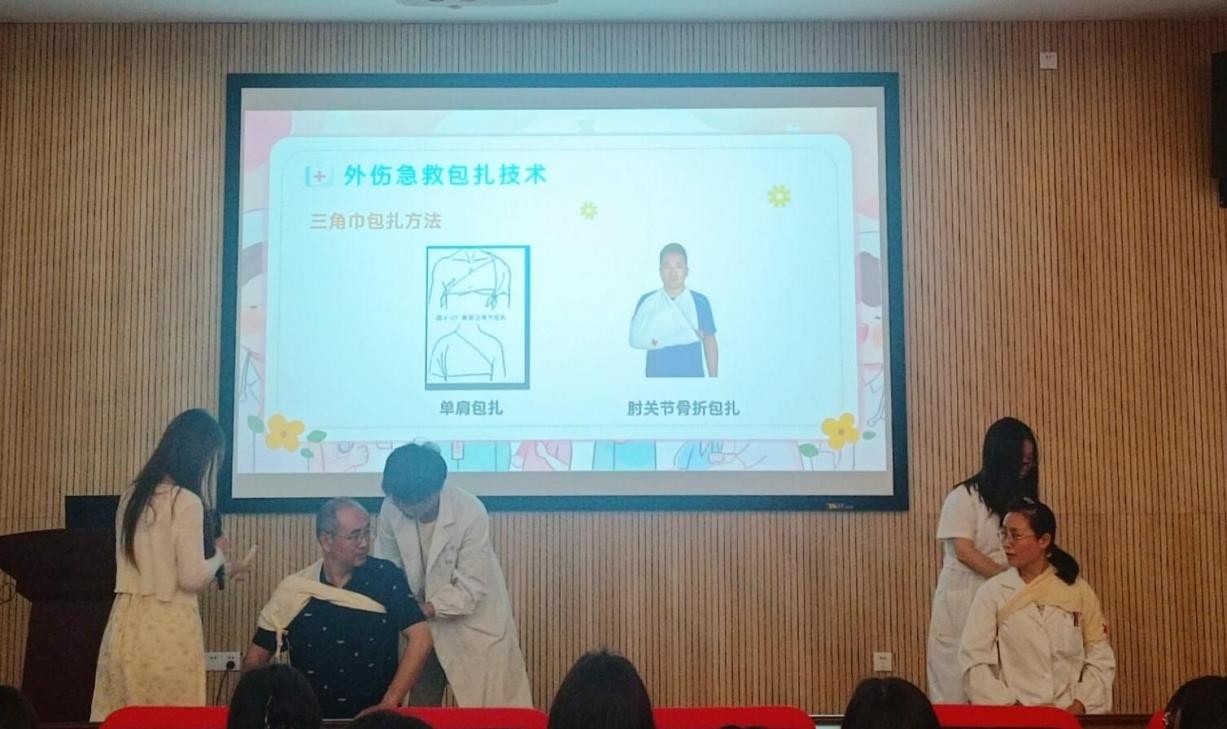 图2 朱新月老师现场教授