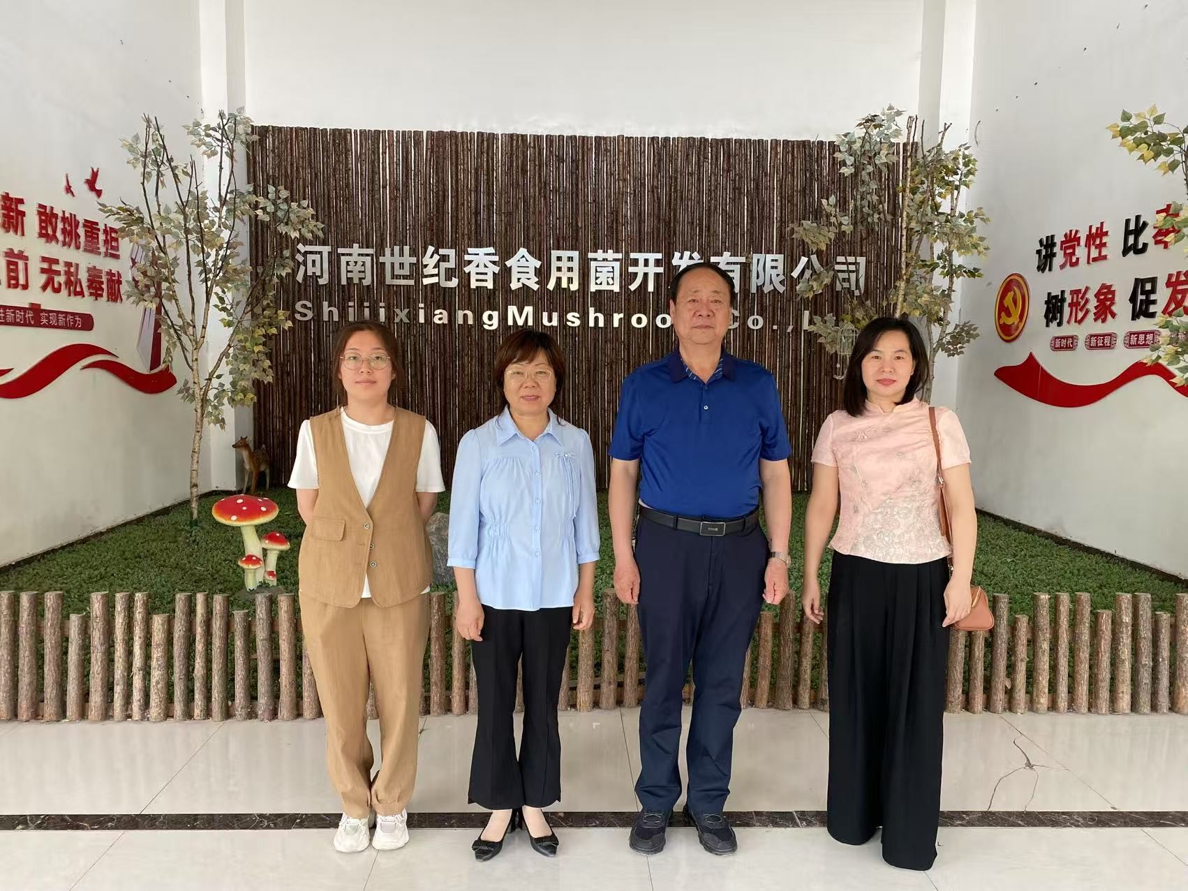 范海霞教授等与李彦增研究员在合作社园区