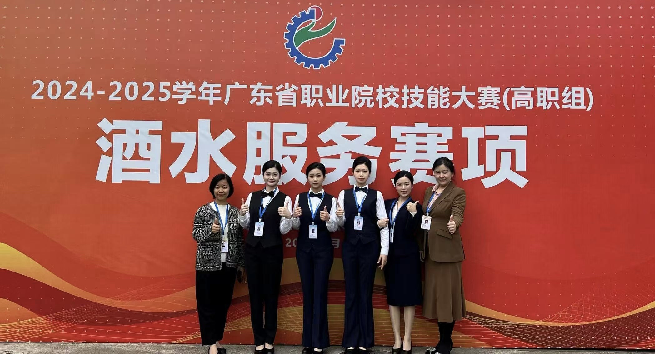 获奖学生与指导老师合影