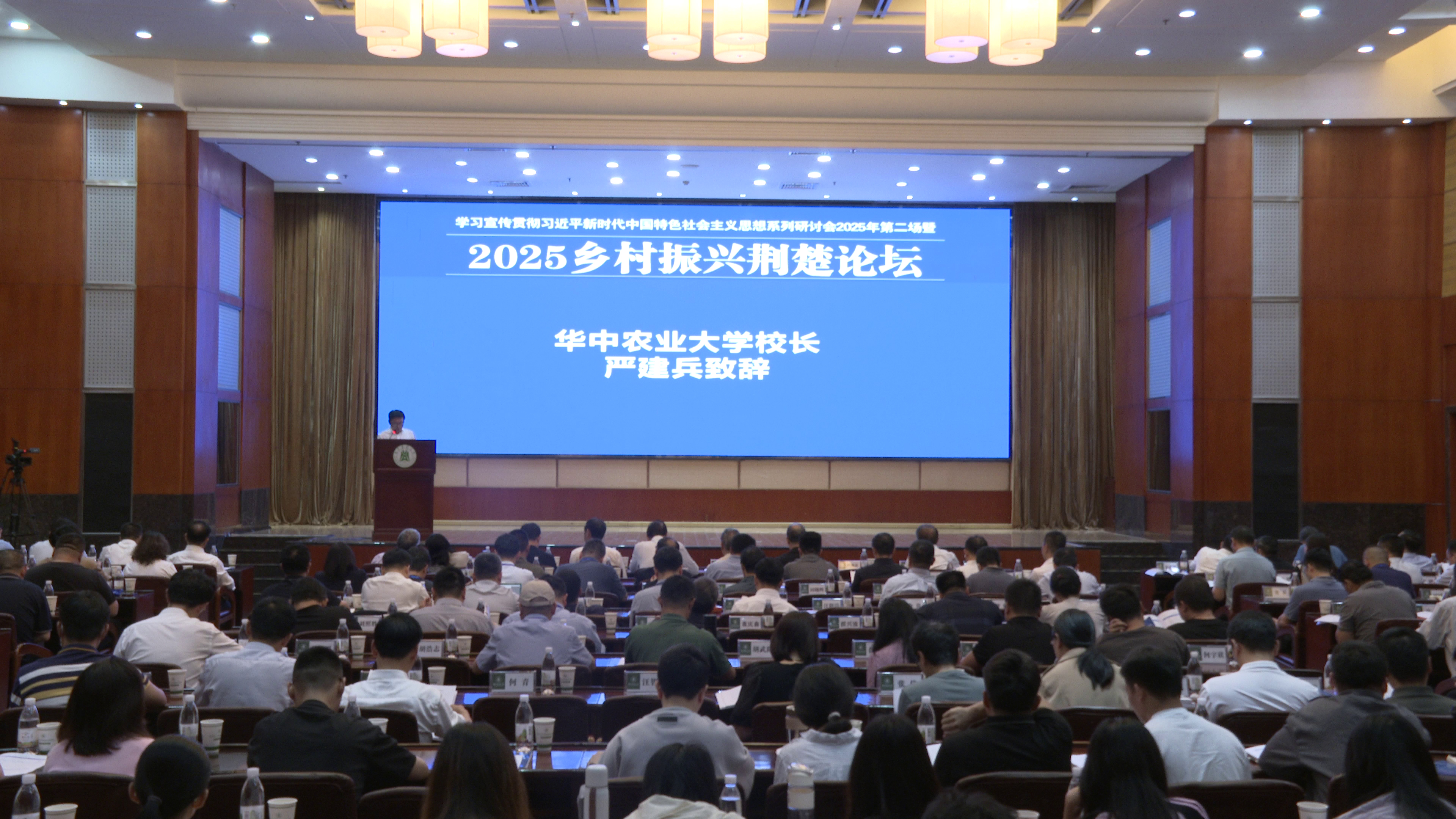 严建兵校长致辞全景（学通社记者 何冠丽 摄）