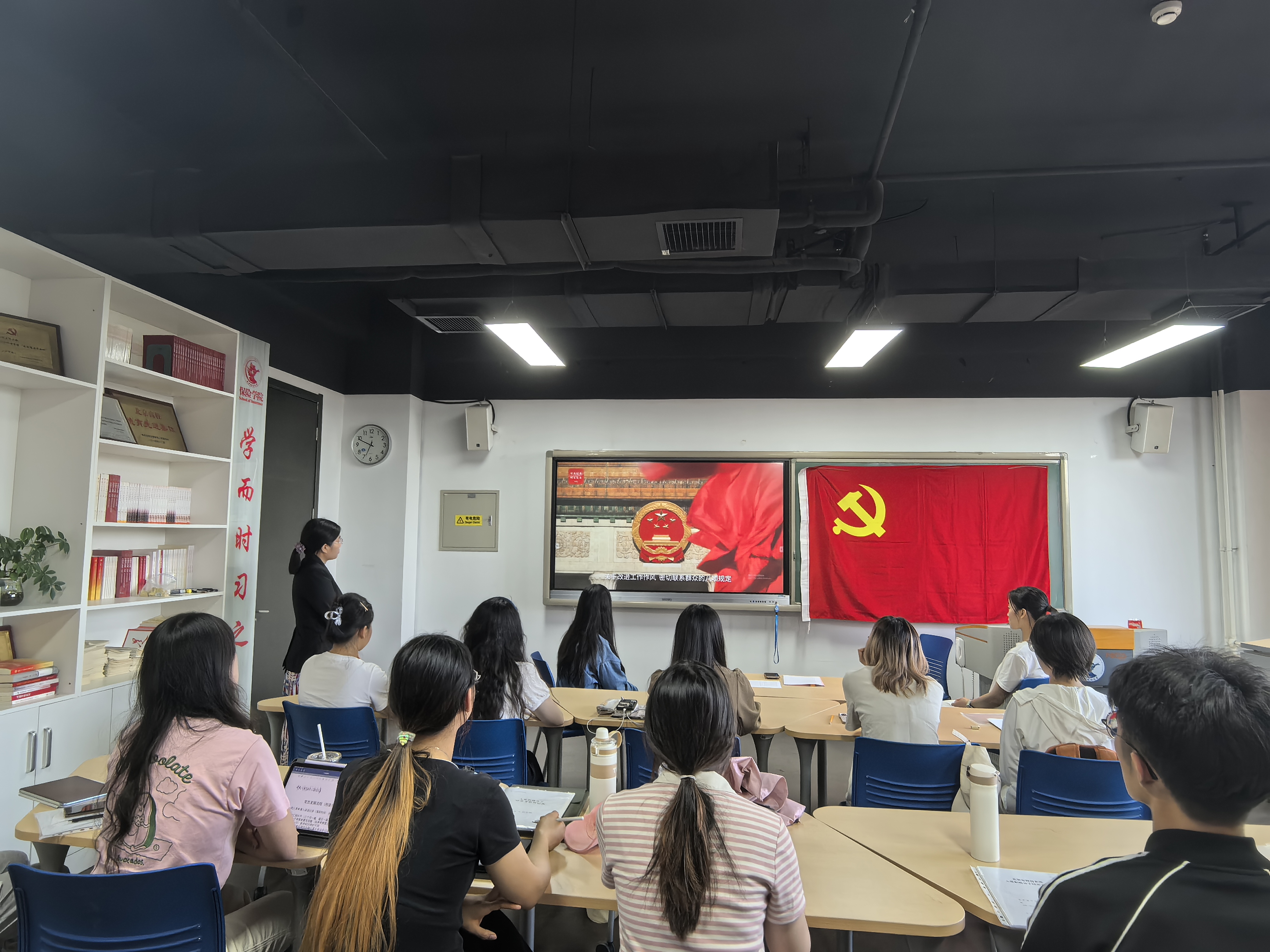 图2：集体观看纪录片《八项规定改变中国》