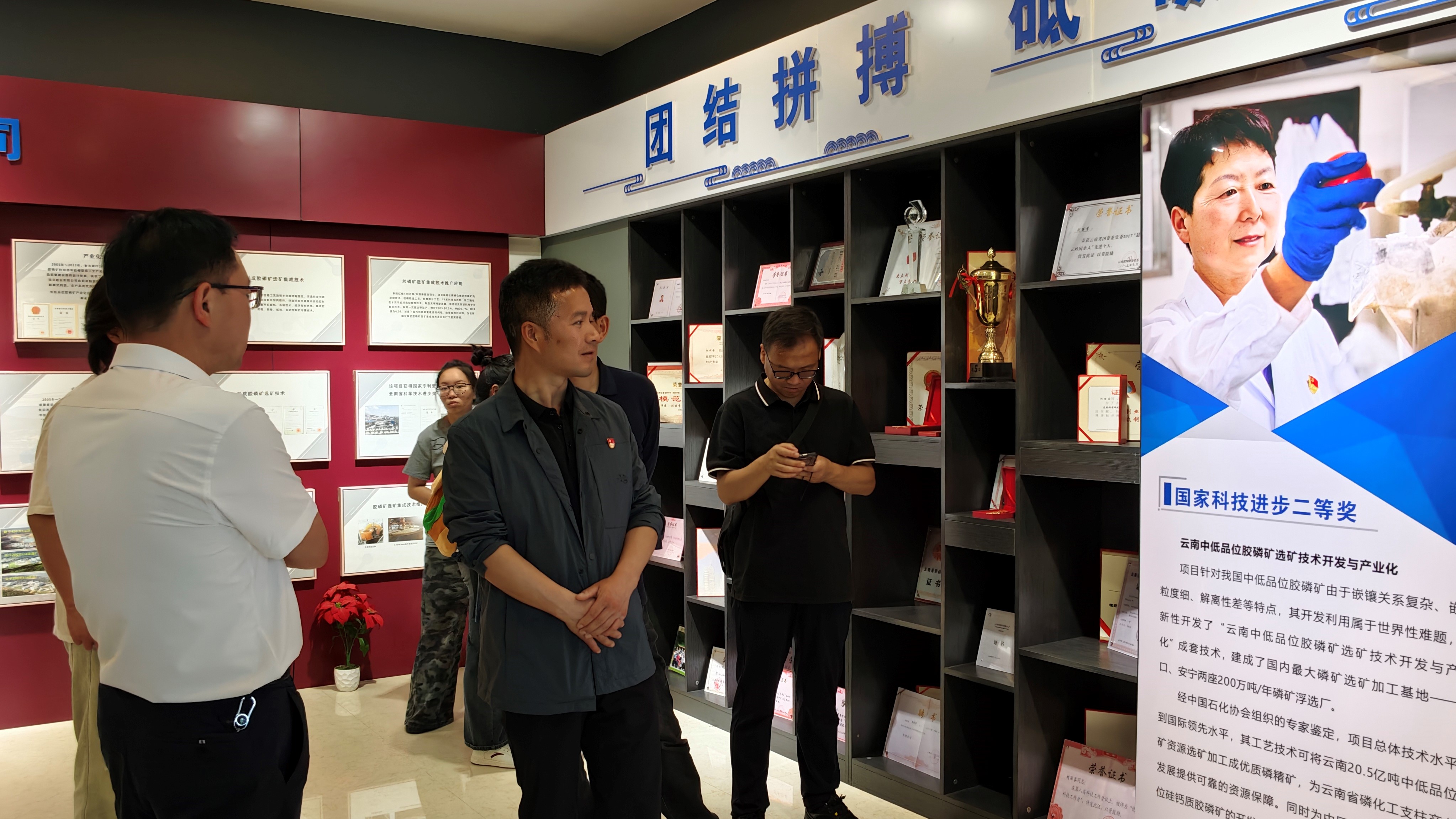 图3:参观“刘丽芬劳模工作室” 图3:参观“刘丽芬劳模工作室”