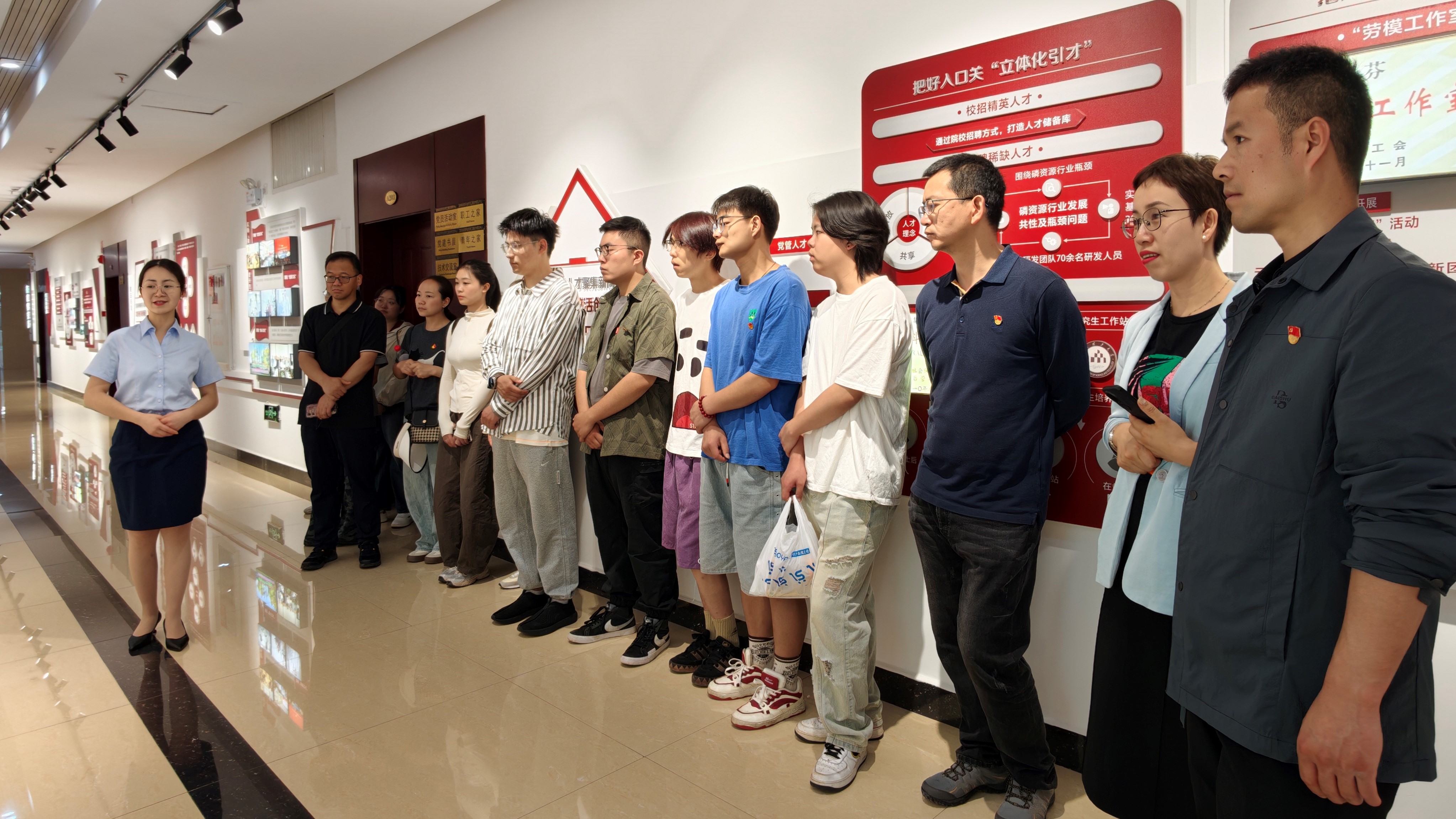 图2:学习云南磷化集团有限公司研发中心党支部(云岭先锋红旗党支部)先进经验做法 图2:学习云南磷化集团有限公司研发中心党支部(云岭先锋红旗党支部)先进经验做法