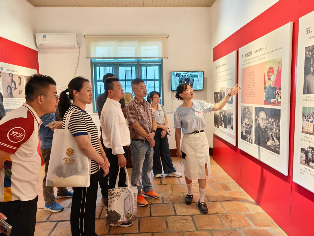 师生参观丹霞记忆馆 师生参观丹霞记忆馆