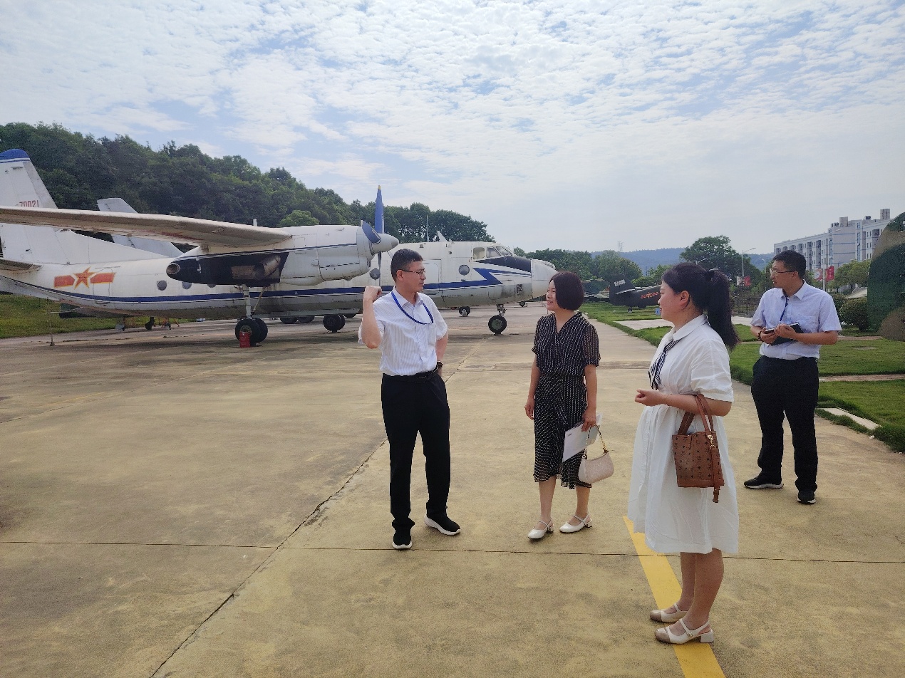 调研组一行参观飞机维修综合实训基地 调研组一行参观飞机维修综合实训基地