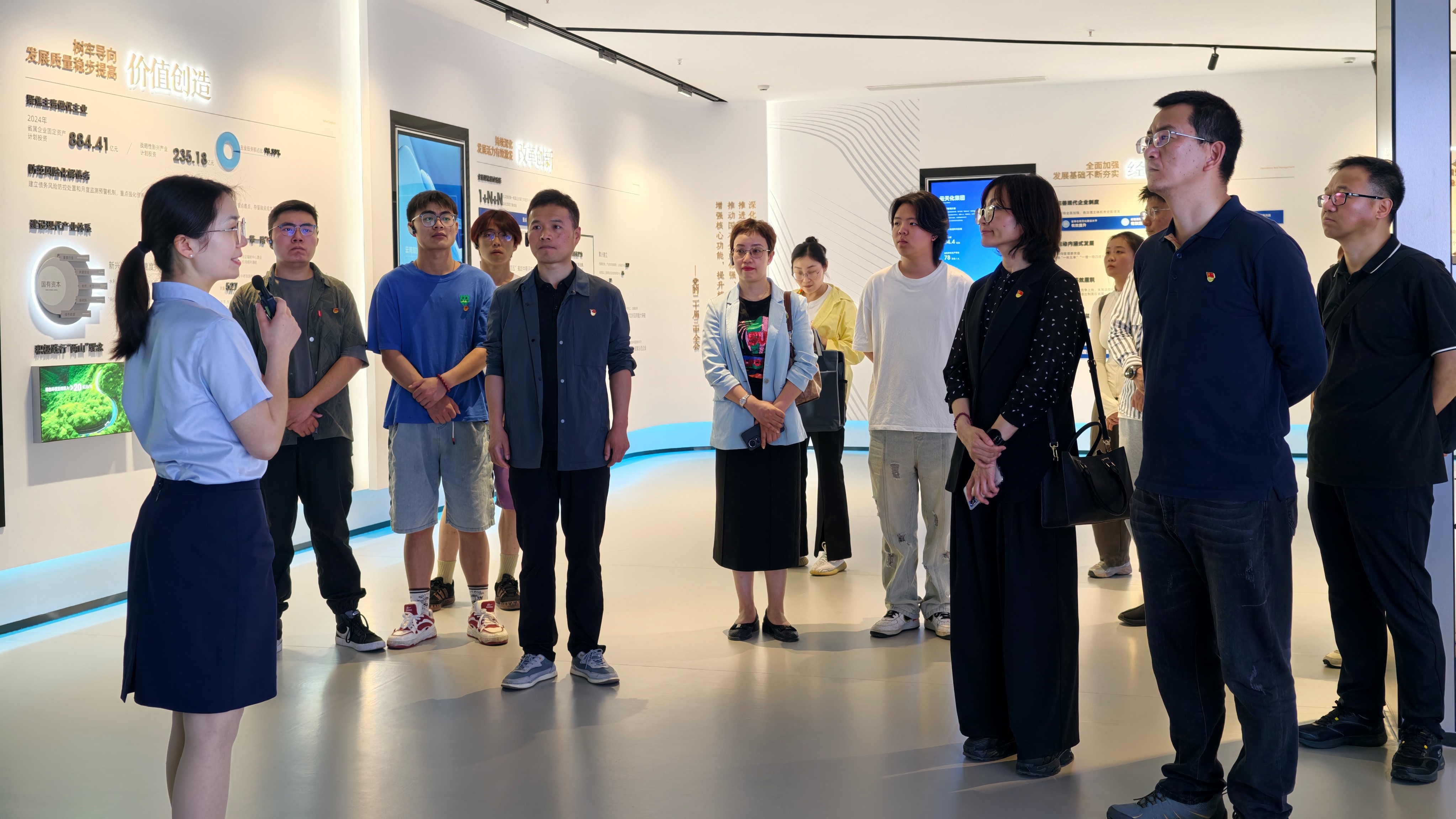 图1:参观云南省国有企业廉洁文化长廊 图1:参观云南省国有企业廉洁文化长廊