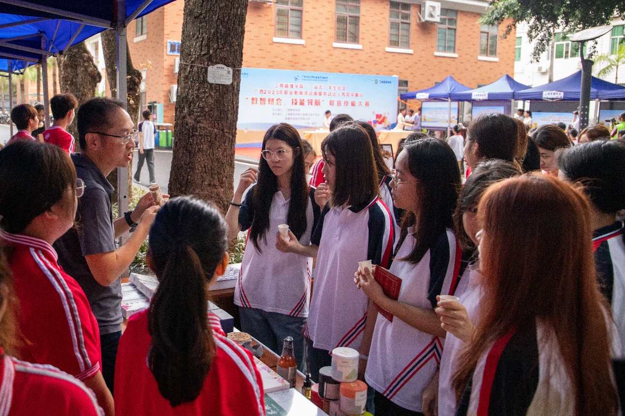 bbac8cc2d60243afaadfbf79bdde02c9