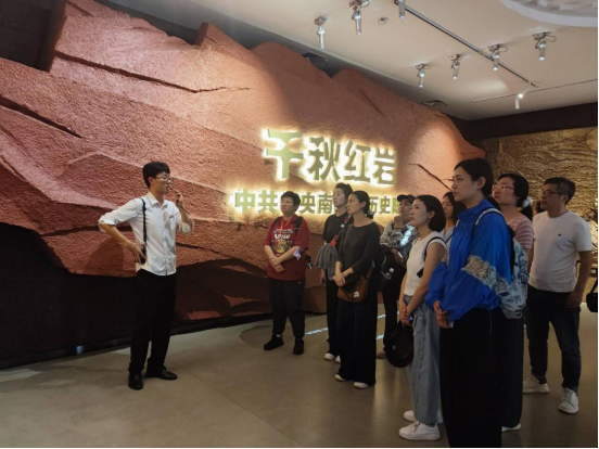 图为与会老师在红岩革命纪念馆研修