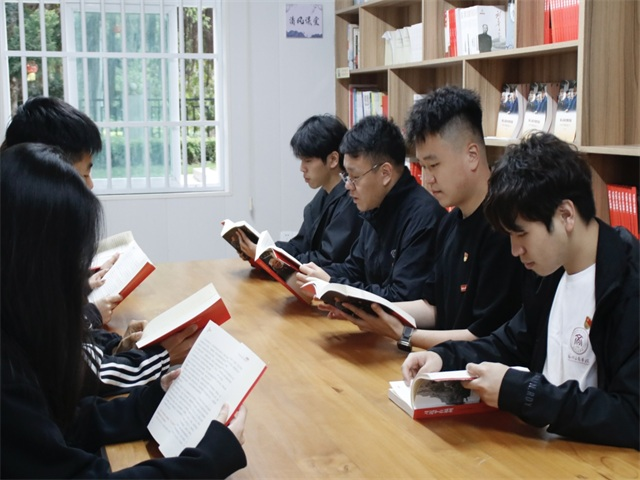 支部书记毛耕霖老师领学