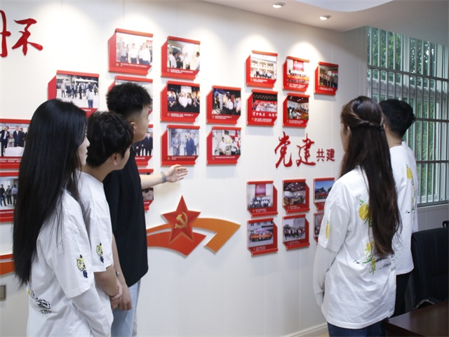 学生党员参观党建共建基地