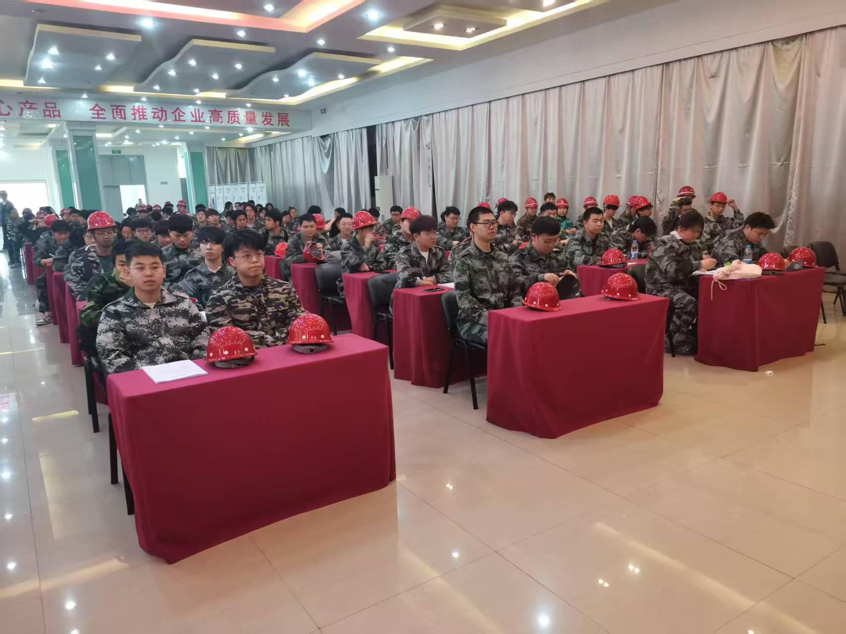 学生们参加实践活动开班式