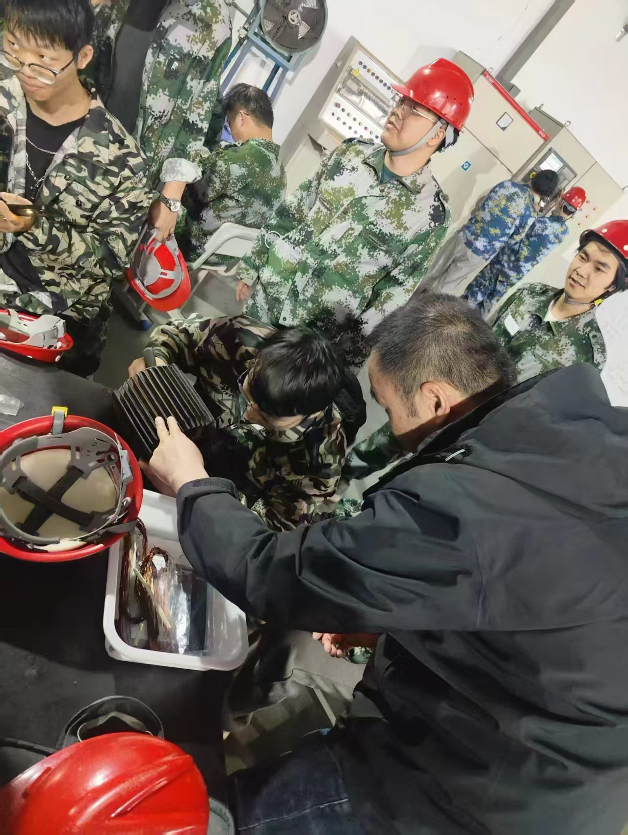 党员教师高鑫指导学生开展实践活动