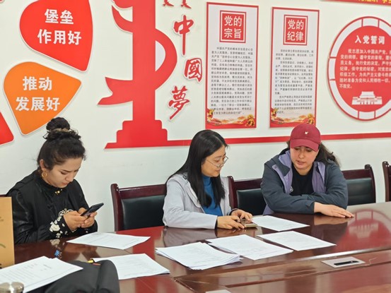 （朱艳华老师与村民访谈）