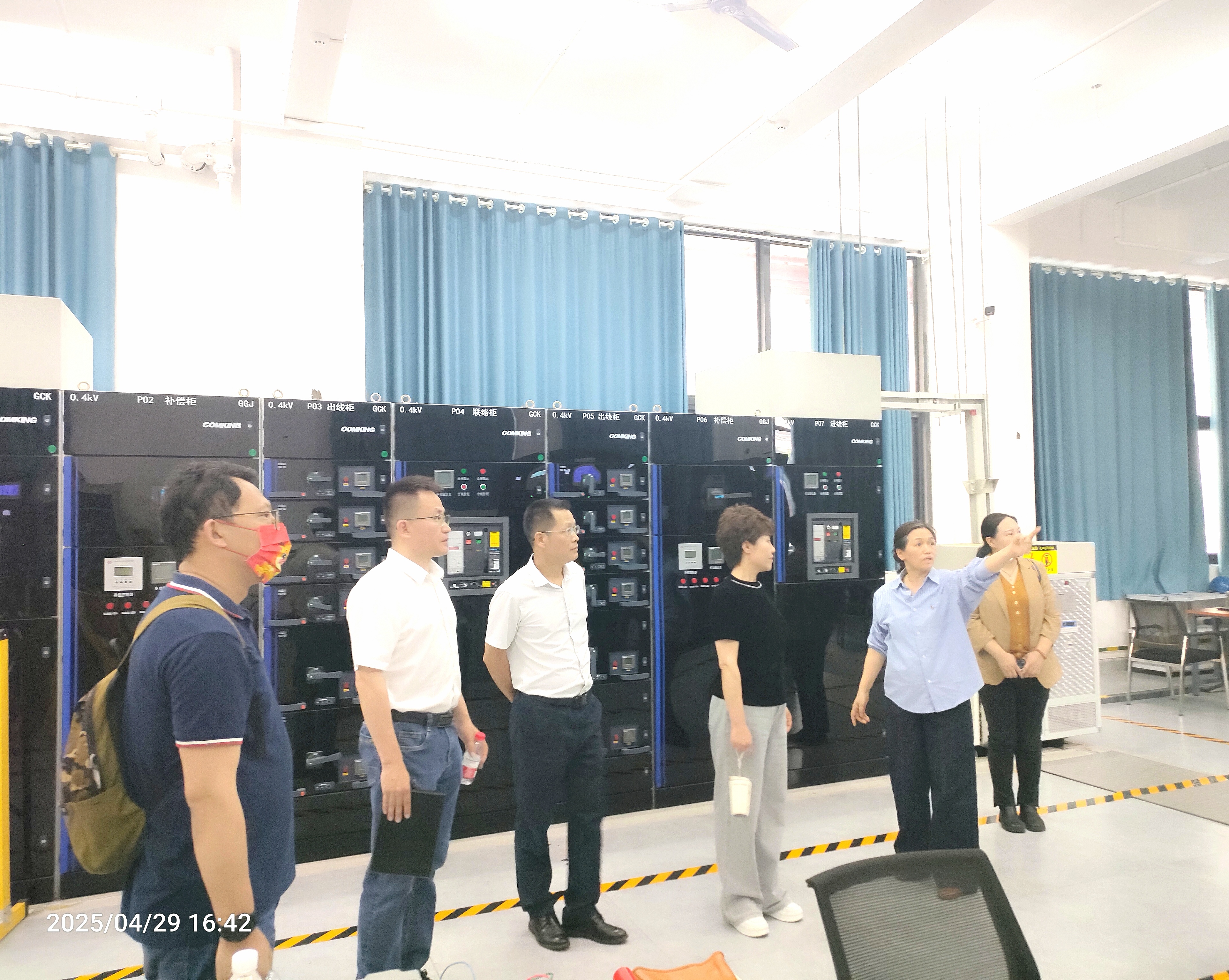 两校专家进行热烈地探讨