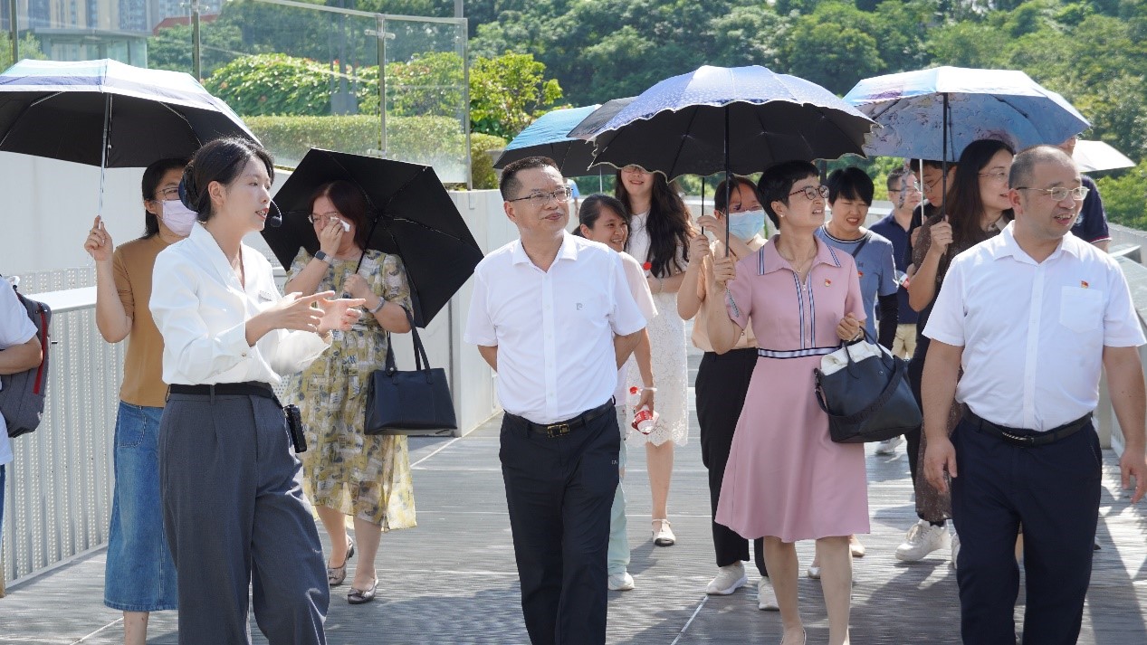 我院与深圳市龙华区司法局同志在讲解员的带领下参观深圳市民法公园