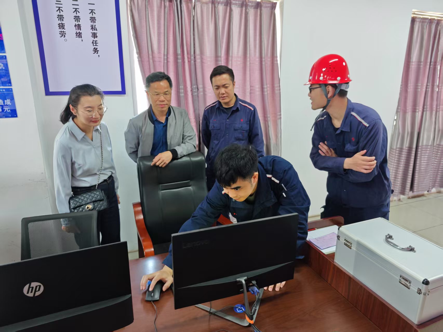 学院领导班子和企业人员共同参观-2