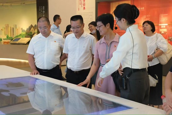 我院与深圳市龙华区司法局同志在讲解员的带领下参观民法博物馆