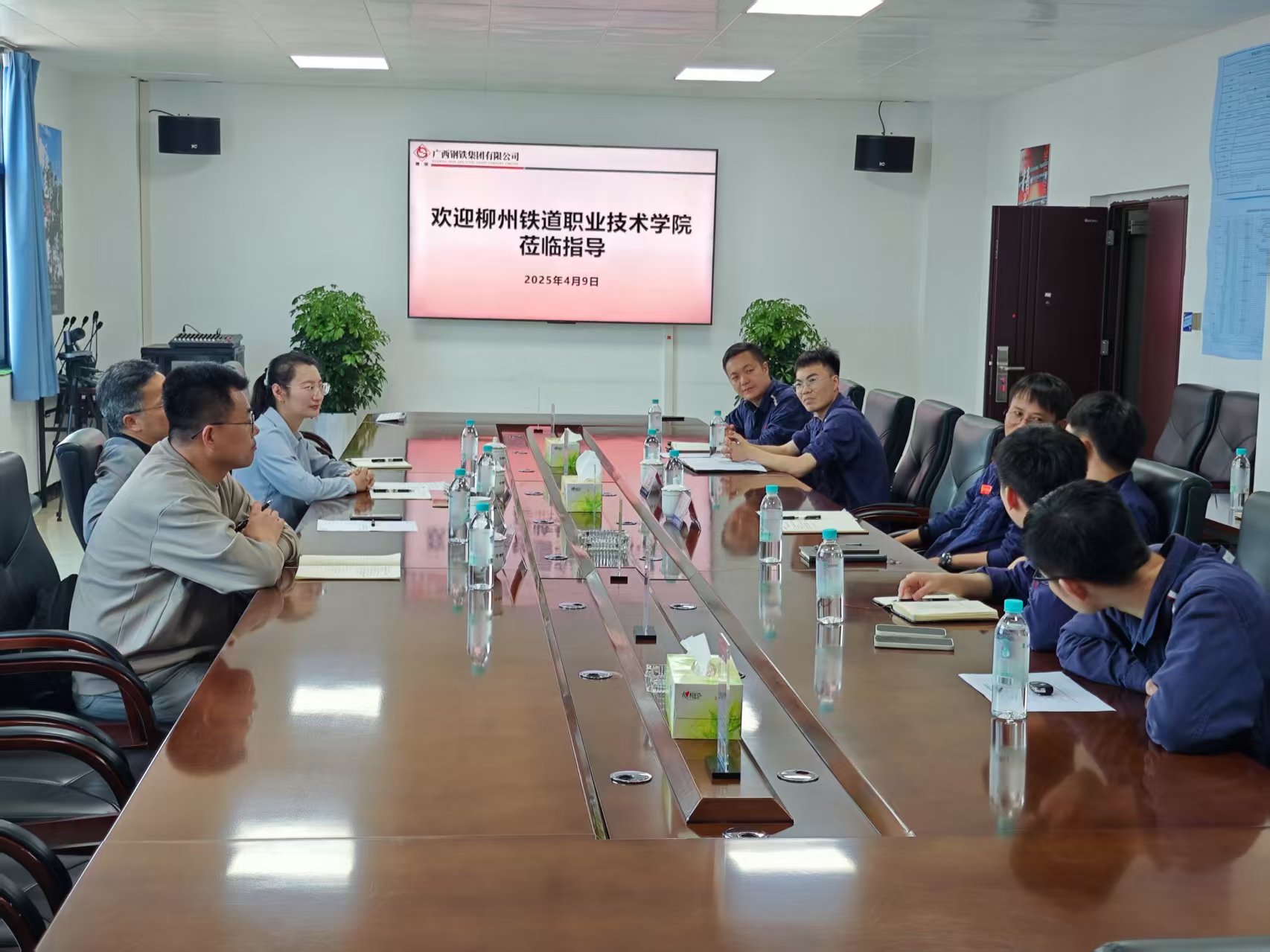 学院领导班子和广西钢铁集团负责人进行座谈交流