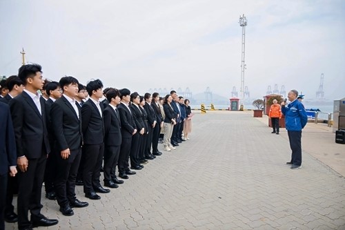 许振超为“振超班”师生现场授课