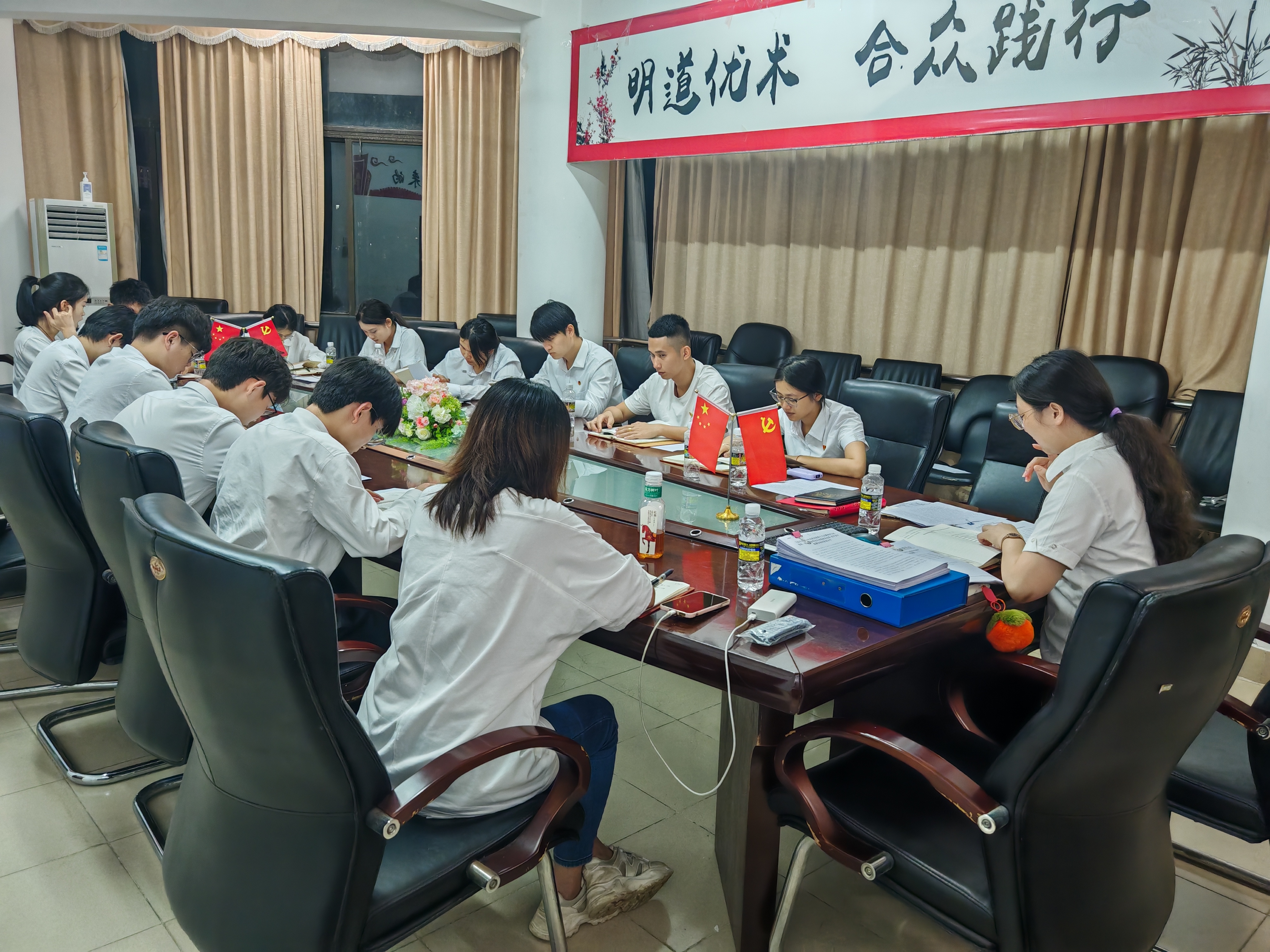 经济管理学院第三党支部书记带领党员逐章逐句学习《习近平关于加强党的作风建设论述摘编》 经济管理学院第三党支部书记带领党员逐章逐句学习《习近平关于加强党的作风建设论述摘编》