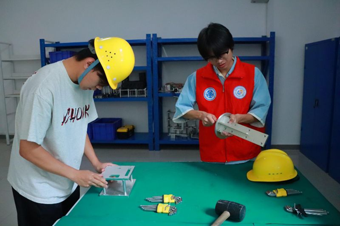 学生在比赛中