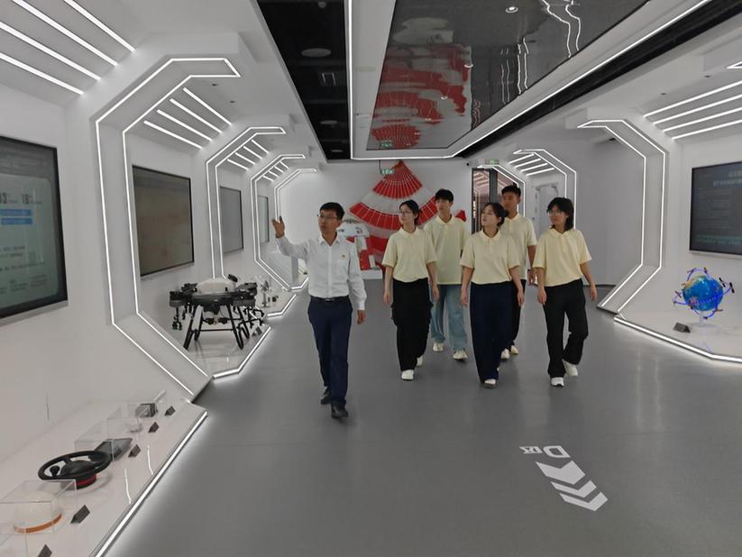 光明网报道我校师生开展“场馆里的思政课”调研新质生产力活动