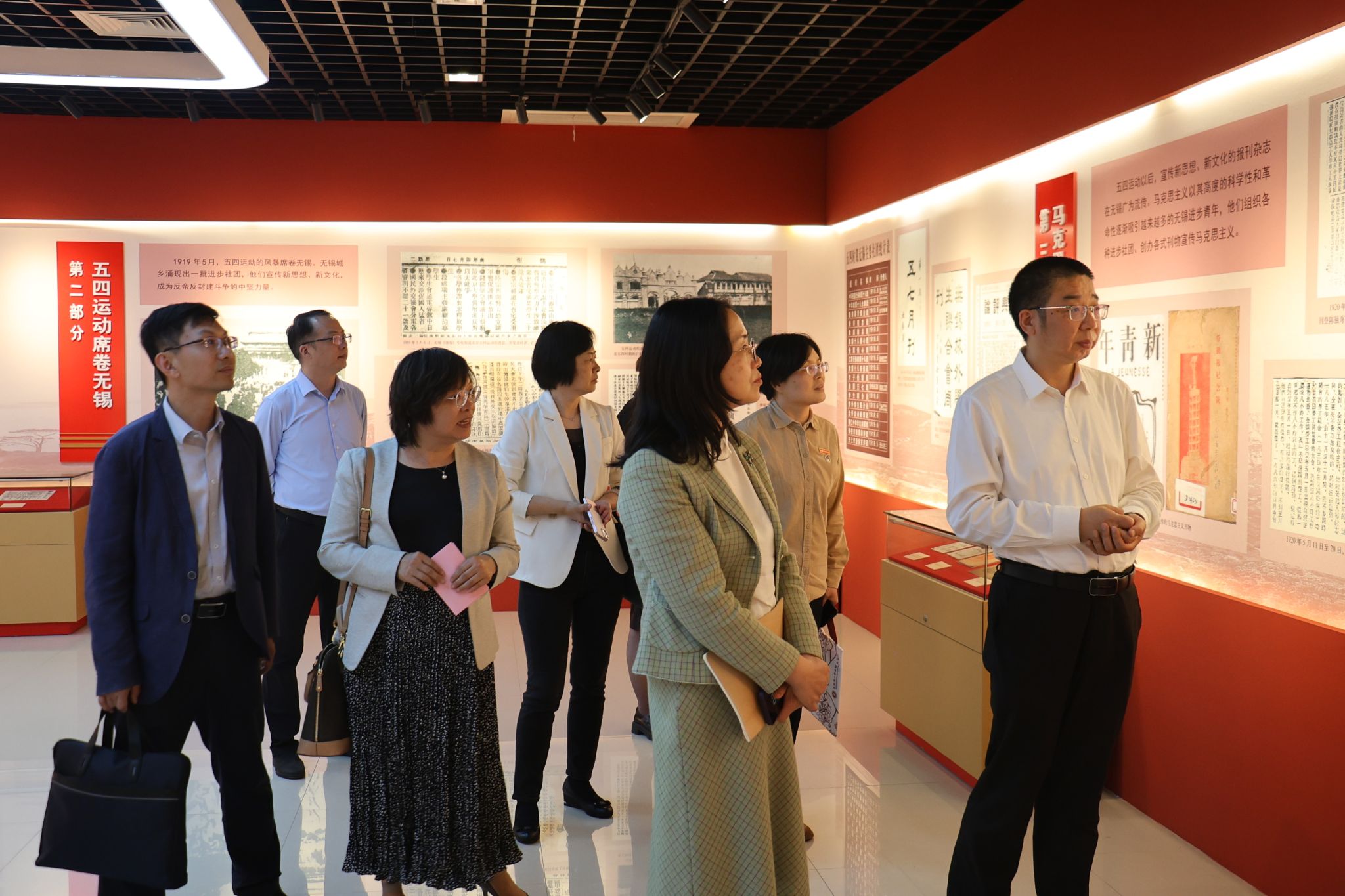 我校一行参观“扬帆起航”主题图片展
