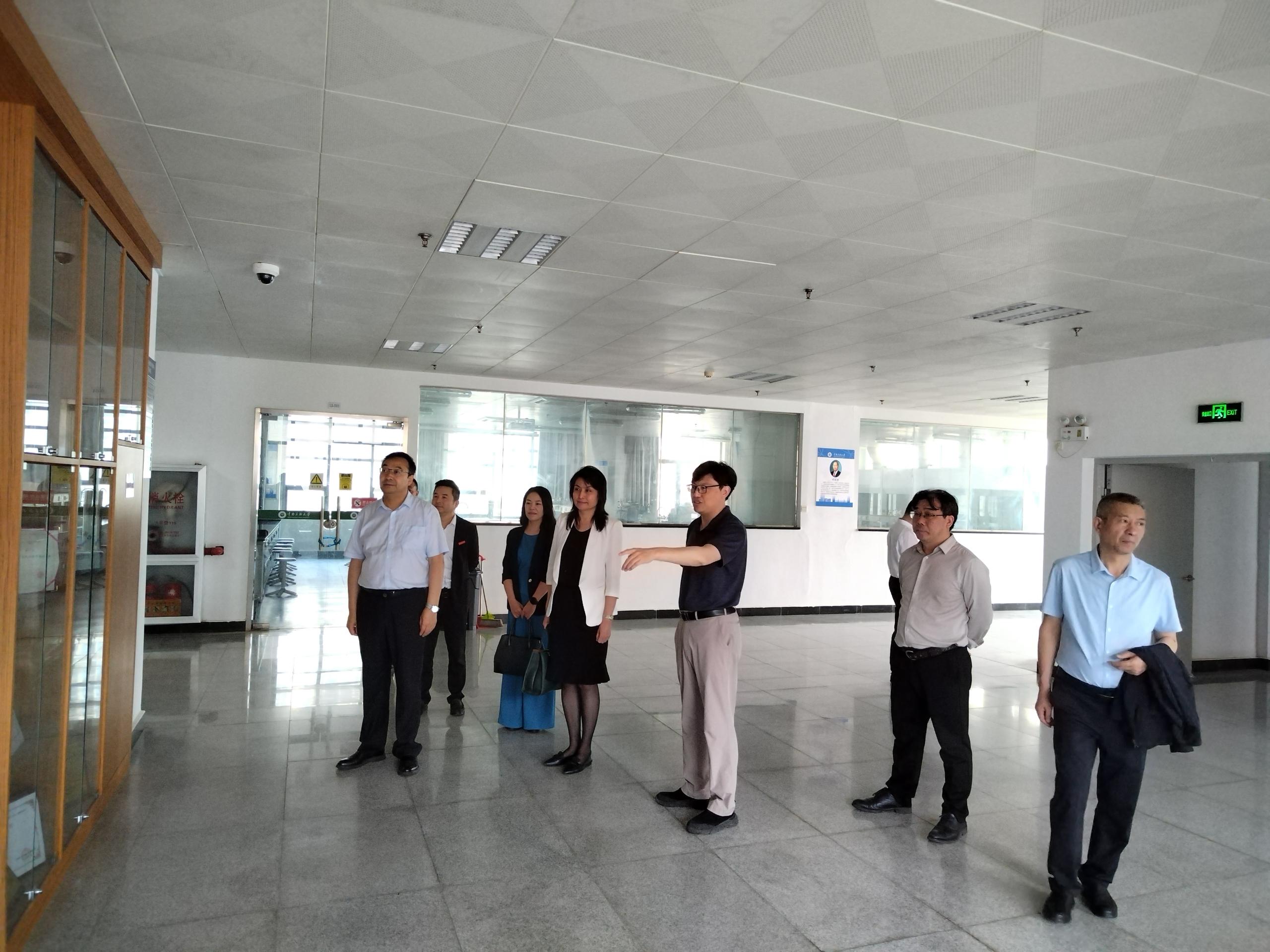 参观民族药学示范中心