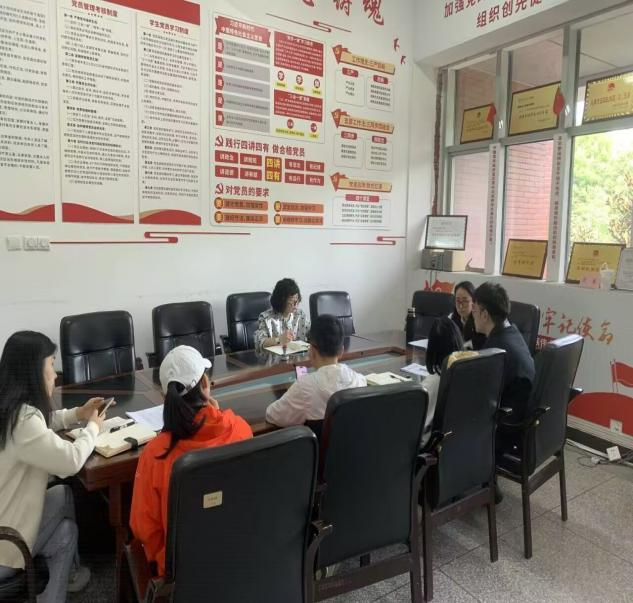 图为：会议现场2