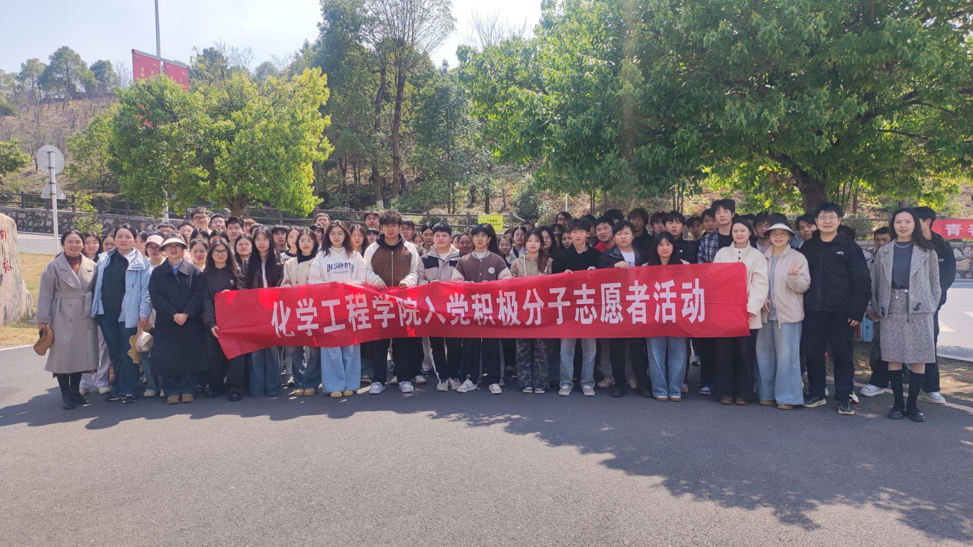教工党支部党员以身作则，带领学生参与校园除草活动